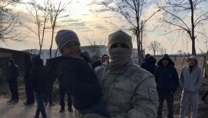 Mehmetçik sığınmacı çocuklara arkadaşlık ediyor