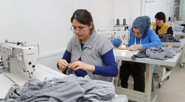 Mülteci çocuklar için kıyafet dikiyorlar