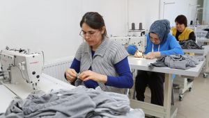 Mülteci çocuklar için kıyafet dikiyorlar