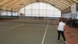 Öğrenciler tenis kortunda mücadele etti