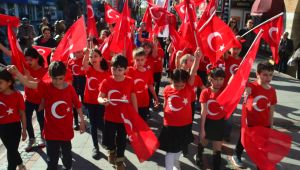 Öğrencilerden İstiklal Marşı yürüyüşü