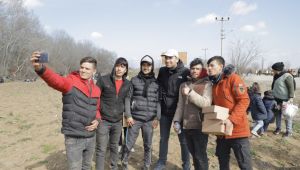 Oyuncu Astepe’den mültecilere yardım