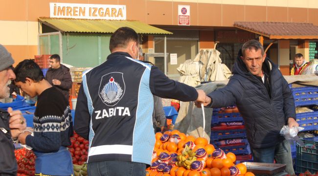 Pazarda esnafına maske ve eldiven