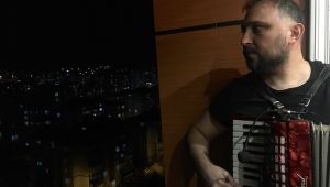 Sağlık çalışanlarına balkondan mini konser