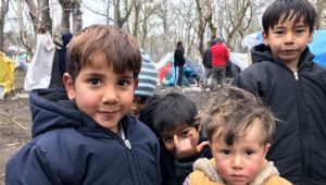Sığınmacı çocuklar sınırda umutla bekliyor