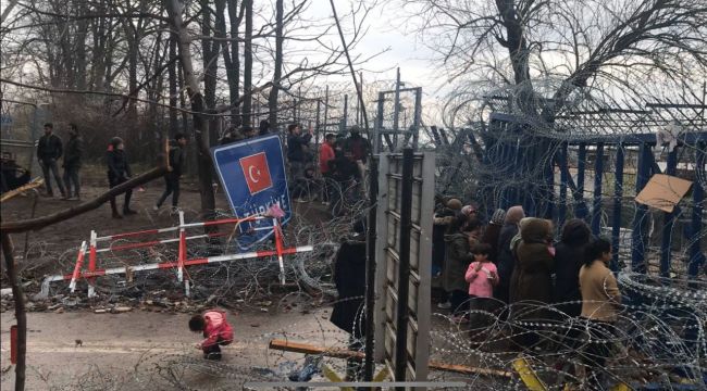 Sığınmacı kadınlar Yunan sınır kapısı önünde eylem yaptı