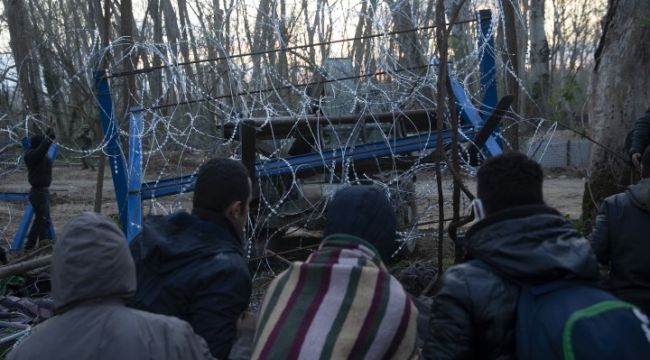 Sınır kapıları yolcu giriş çıkışlarına kapatıldı