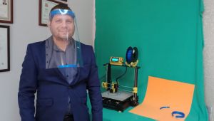 Yaptığı 3D yazıcı ile gözlük üretti