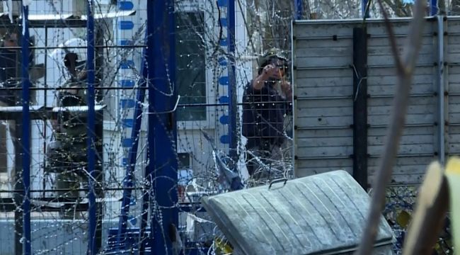 Yunan askeri sığınmacılara sapanla taş attı