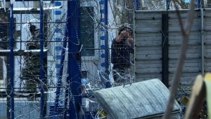 Yunan askeri sığınmacılara sapanla taş attı