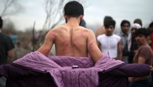 Yunan askerleri mültecileri darbediyor