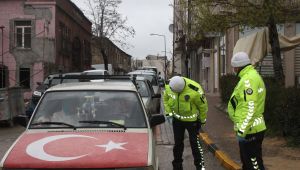 Araçları durduran polis, sürücülere yolculuk nedenini soruyor