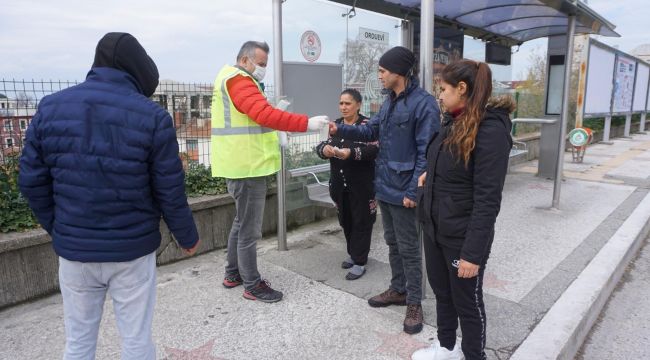 Belediye maske dağıttı