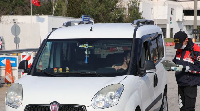 Edirne'ye giriş yapan hususi araçların sürücüleri ve yolcular kaydediliyor