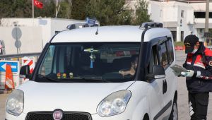 Edirne'ye giriş yapan hususi araçların sürücüleri ve yolcular kaydediliyor