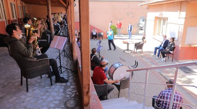 Gürkan, konser öncesi prova yapan bandoyu ziyaret etti
