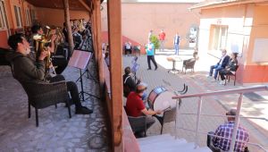 Gürkan, konser öncesi prova yapan bandoyu ziyaret etti