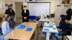 İba, maske üreten gönüllü usta öğreticileri ziyaret etti