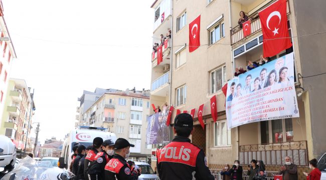Kavga ihbarıyla çağırdıkları polis ve sağlık ekiplerine sürpriz yaptılar