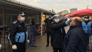 Pazara gelen her vatandaşın ateşi ölçülüyor