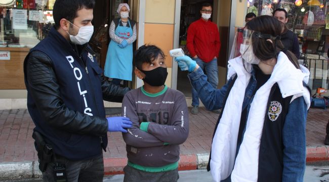 Polis pazara bisikletiyle gelen çocuğu evine bıraktı