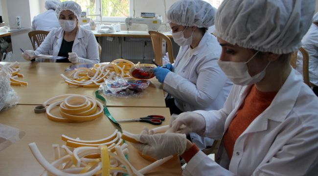 Sağlıkçılar için asetat kağıdından yüz koruyucu siperlik üretiliyor