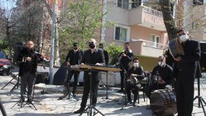  Sokakta mini konserler düzenleniyor