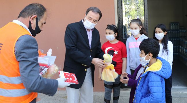 Vefa Sosyal Destek Grubu, 23 Nisan'da çocukların yüzünü güldürdü
