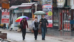 Alışveriş yapmak için dışarı çıkan vatandaşlar yağmura yakalandı