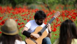 Almanya'daki konserleri salgın nedeniyle iptal olan Edirneli müzisyen, arkadaşlarına konser verdi