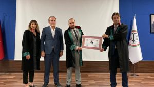 Çetin Cübbesini giydi