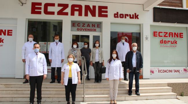 koronavirüsten hayatını kaybeden eczacı iş yerinin önünde anıldı