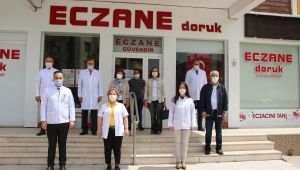 koronavirüsten hayatını kaybeden eczacı iş yerinin önünde anıldı