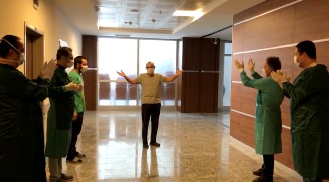 Kovid-19'u yenen 64 yaşındaki doktoru meslektaşları alkışladı