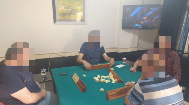 Mühürlemek için gitti, okey oynarken yakaladı