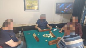 Mühürlemek için gitti, okey oynarken yakaladı