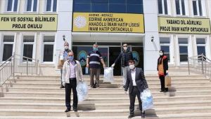 Öğretmenler kapı kapı dolaşarak maske dağıtıyor