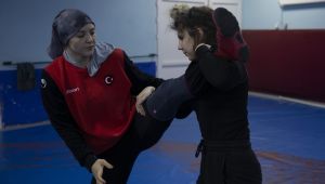 Olimpiyata hazırlanan kadın güreşçiler özel izinle mindere döndü