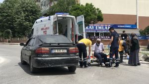 Otomobille çarpışan motosikletin sürücüsü yaralandı