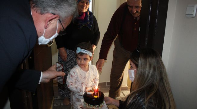 Sağlık çalışanı anneden kızına doğum günü sürprizi