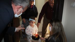 Sağlık çalışanı anneden kızına doğum günü sürprizi