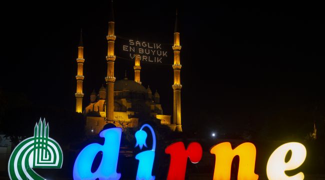 Selimiye Camisi’ne “Sağlık En Büyük Varlık” yazılı mahya asıldı