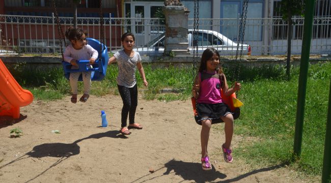 Çocuklar parklarda vakit geçirdi