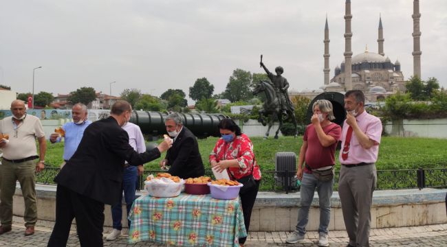 Demirel'in anısına lokma dağıtıldı