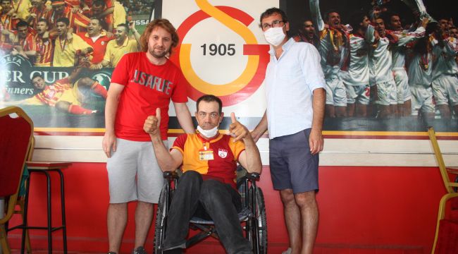 Engelli gencin Galatasaray sevinci