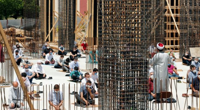 İnşaatı devam eden Camii'de İlk cuma namazı C