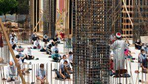 İnşaatı devam eden Camii'de İlk cuma namazı C