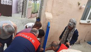 Kafası demir korkuluklara sıkışan çocuk kurtarıldı