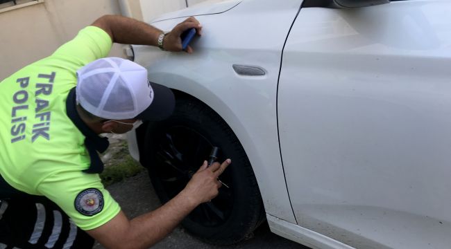 Otomobilin motor kısmına sıkışan kedi için seferber oldular