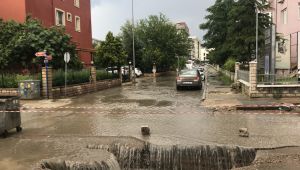 Sağanak nedeniyle yol çöktü